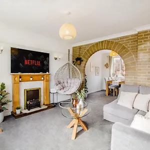 Serene Boho Retreat: White Oak Charm House 7ppl , Sheffield United Kingdom